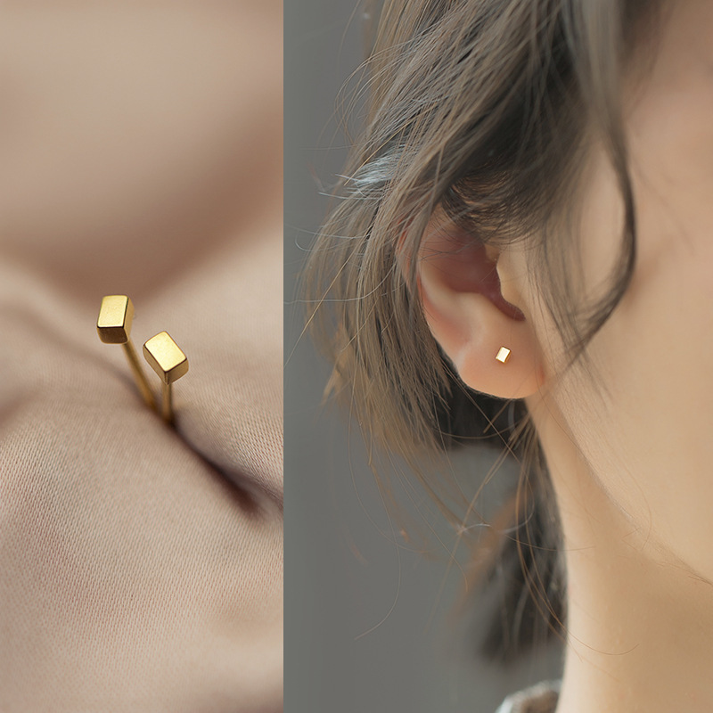 Small rectangular bar studs